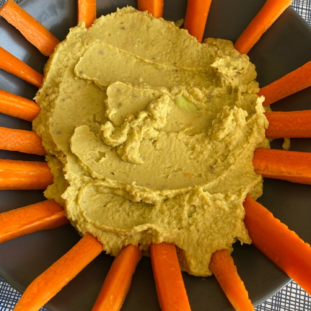 Hummus casero de garbanzos con aguacate y pistachos con fingers de zanahoria Hummus casero de garbanzos con aguacate y pistachos con fingers de zanahoria