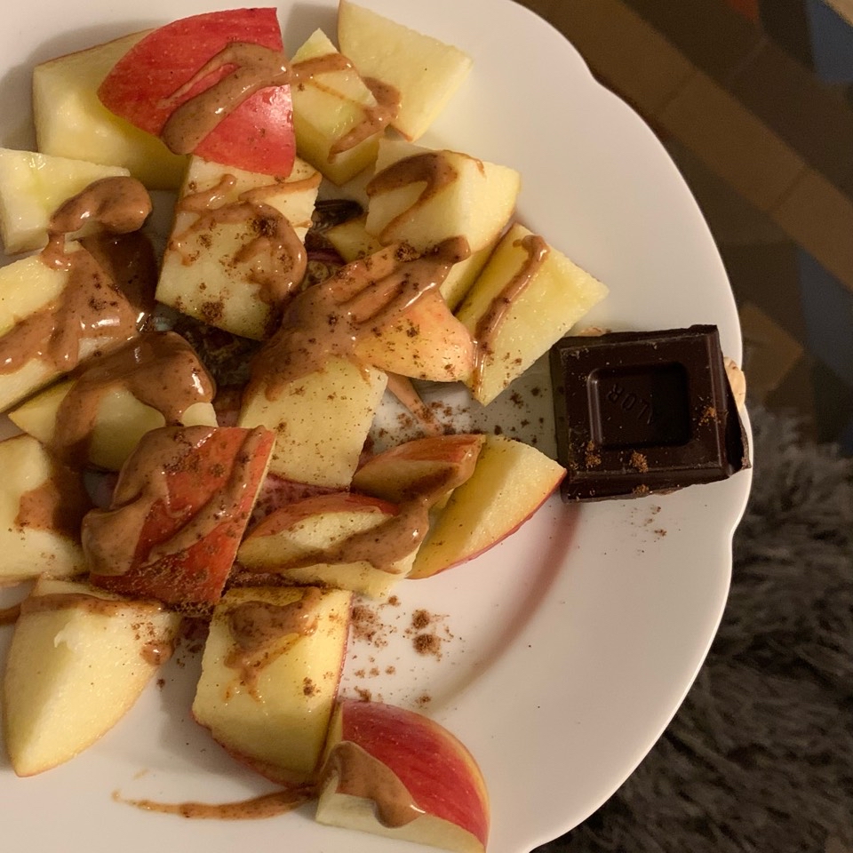 Manzana con crema de almendras, canela y chocolate Manzana con crema de almendras, canela y chocolate