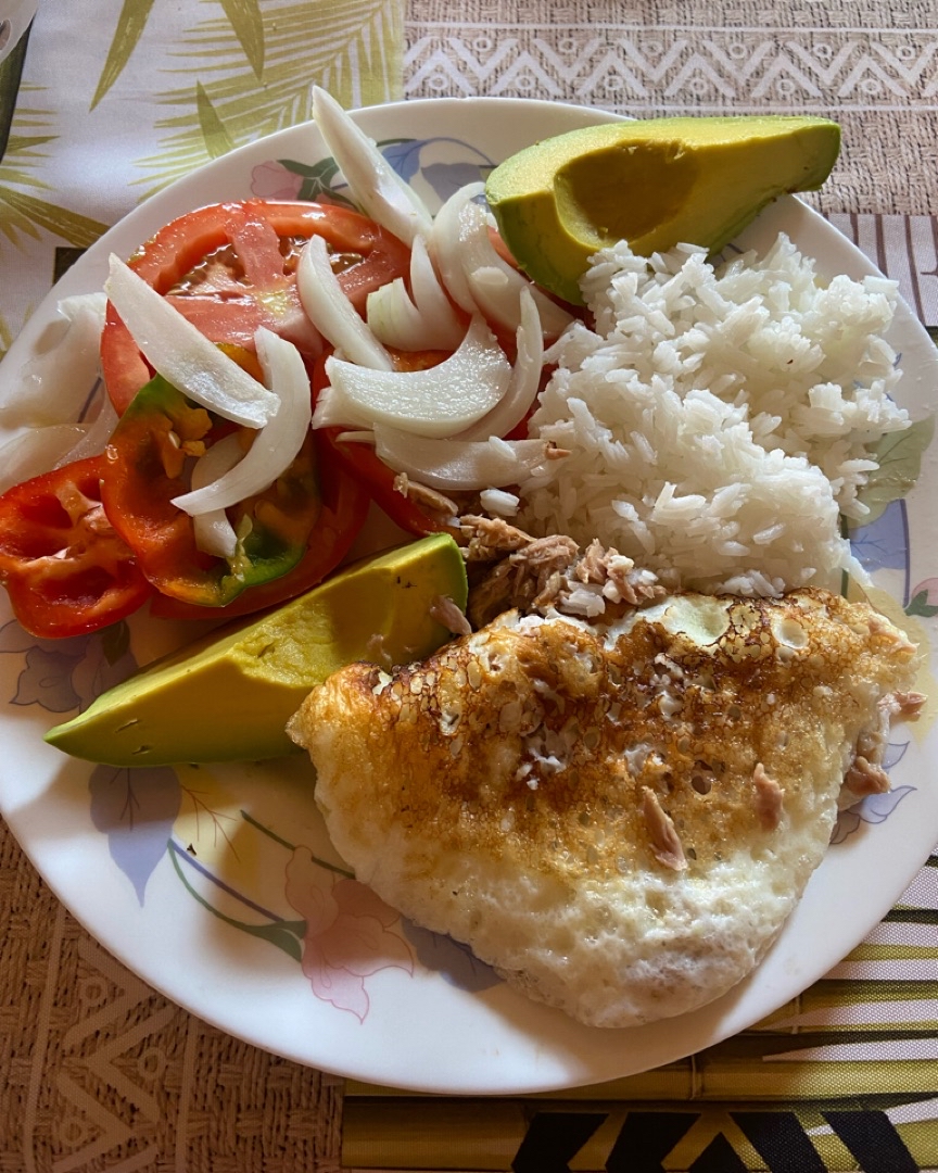 Ensalada de tomate con tortilla de Claras y atún 