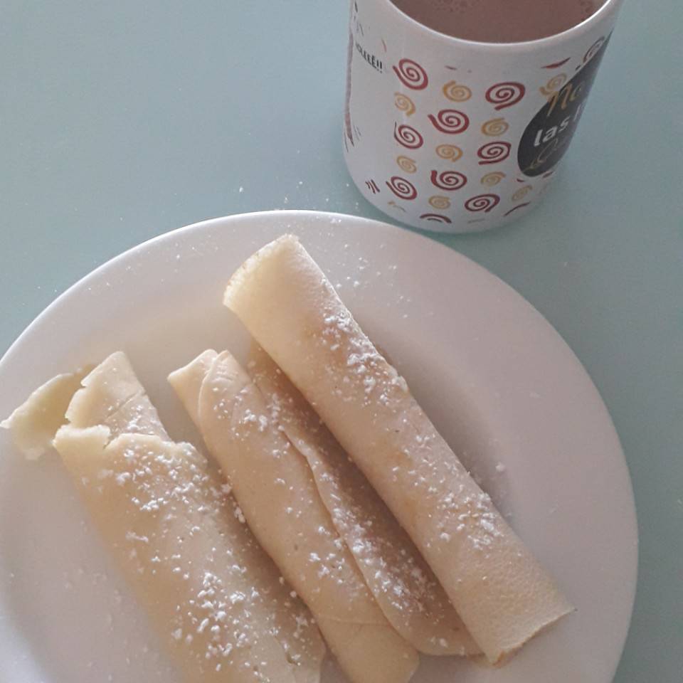 Tortas dulces de plátano acompañado de un delicioso chocolate Tortas dulces de plátano acompañado de un delicioso chocolate