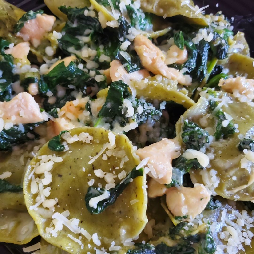 Pasta rellena con espinacas y pollo. Pasta rellena con espinacas y pollo.