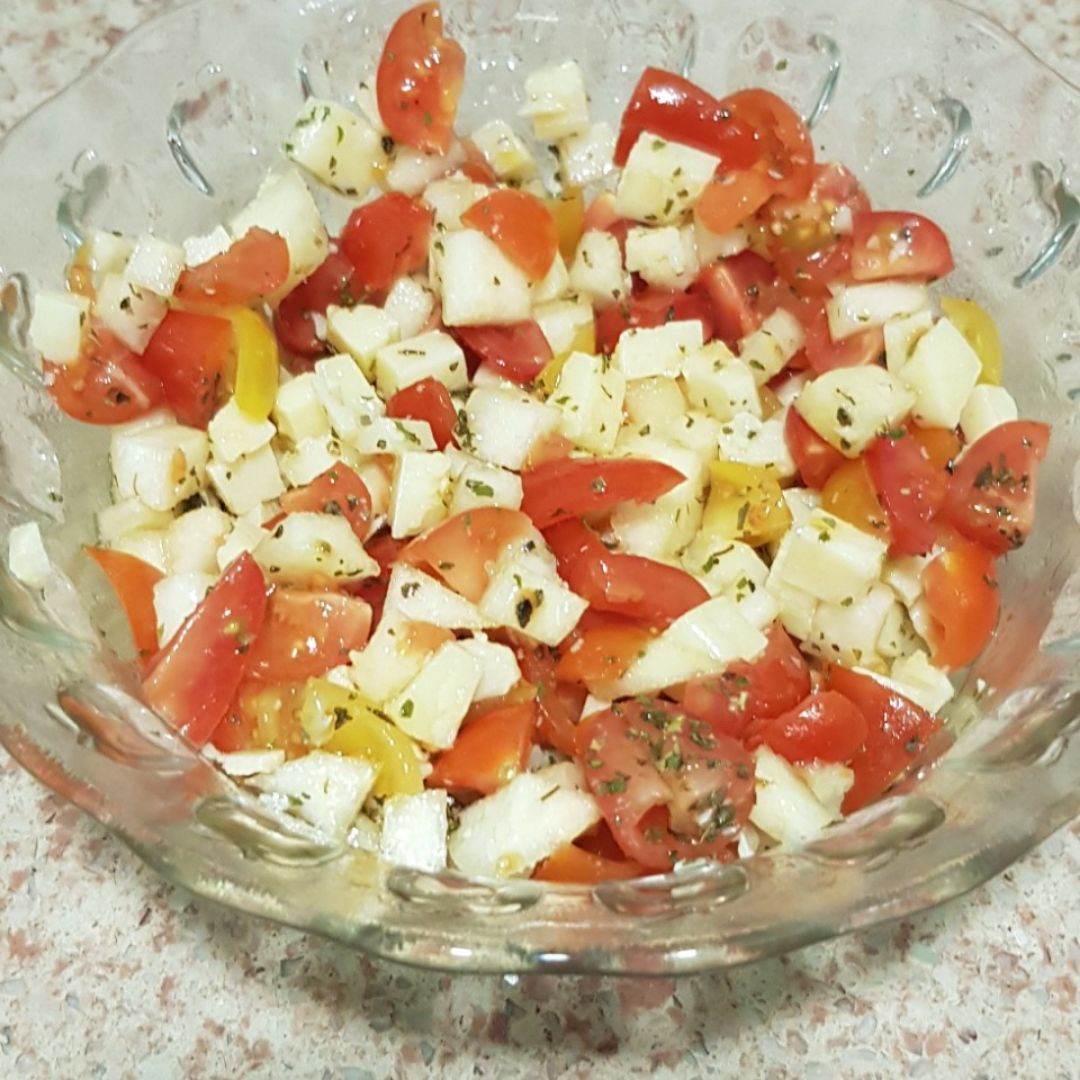 ENSALADA DE PERA, TOMATES CHERRY Y GRANA PADANO ENSALADA DE PERA, TOMATES CHERRY Y GRANA PADANO
