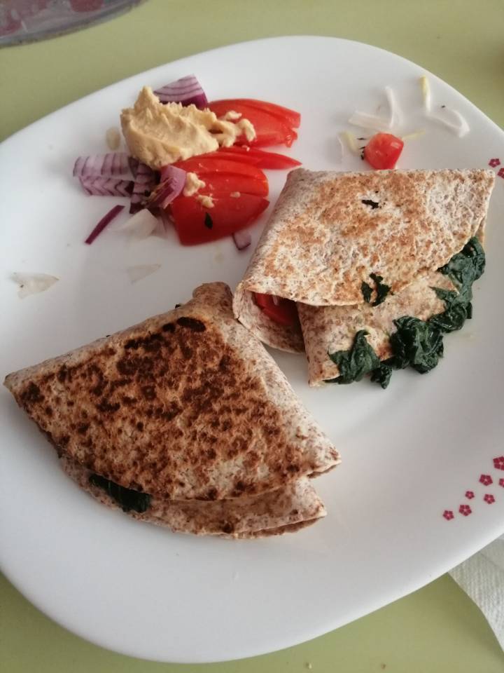 Wrap de hummus y espinacas Wrap de hummus y espinacas