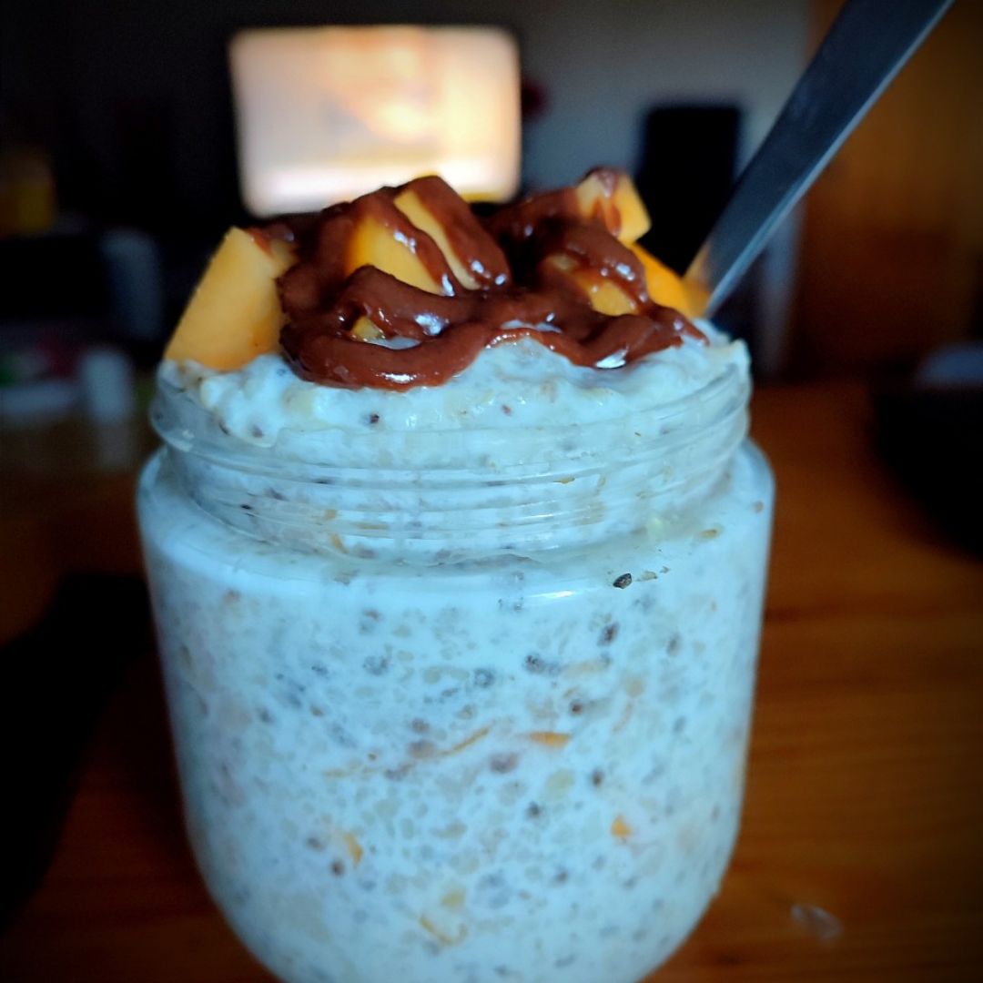 Overnight oats con melocotón y crema de cacao