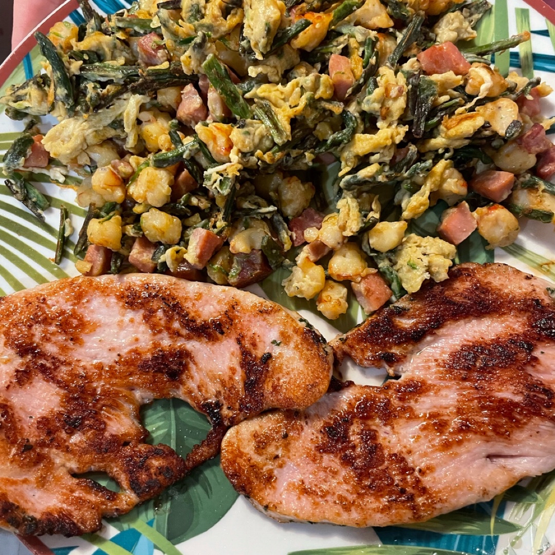 Salteado de esparragos con gambas y pavo