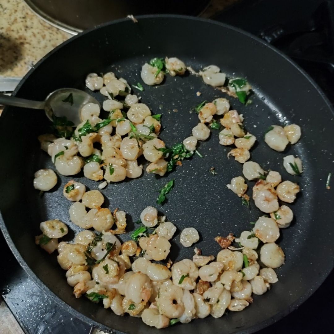 Rollitos vietnamitas de gambas al ajillo, queso fresco de cabra y aguacate. Paso 1