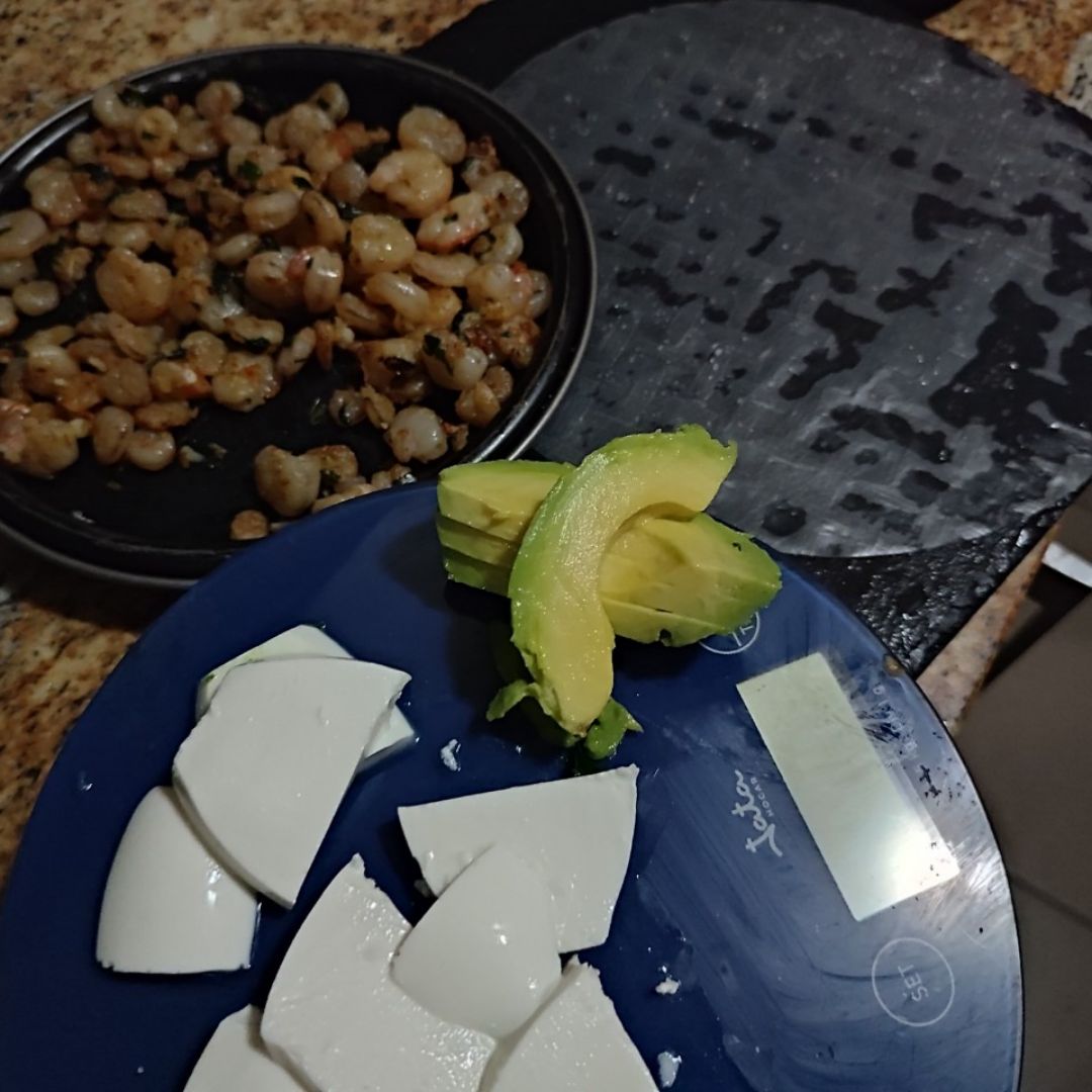 Rollitos vietnamitas de gambas al ajillo, queso fresco de cabra y aguacate. Paso 2