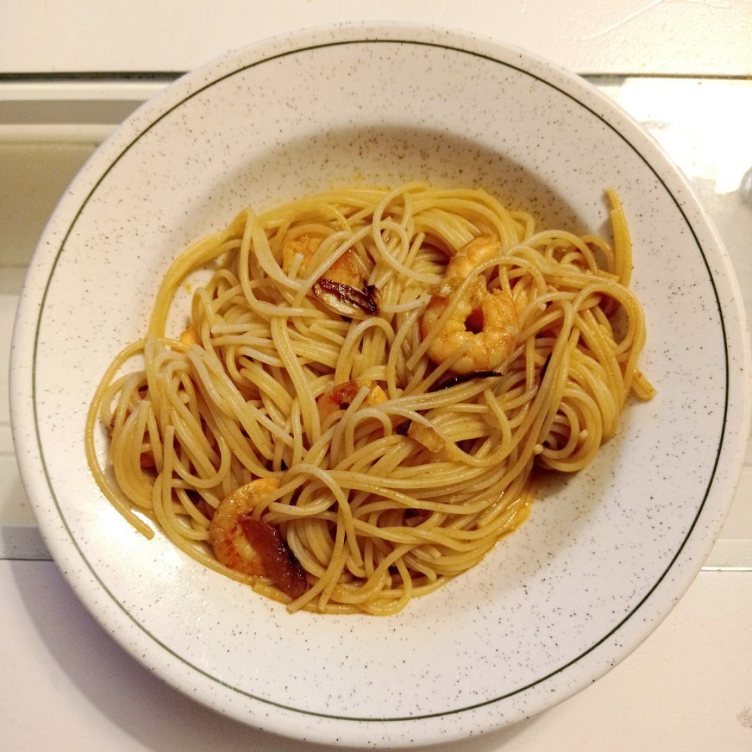 Spaghettis salteados con gambas y ajo🧄🦐