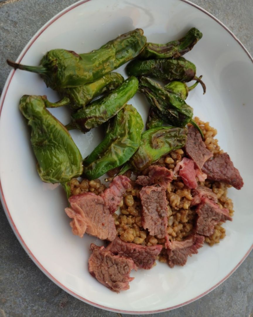 Arroz integral navideño con churrasco de ternera marinado y pimientos del padrón. Arroz integral navideño con churrasco de ternera marinado y pimientos del padrón.