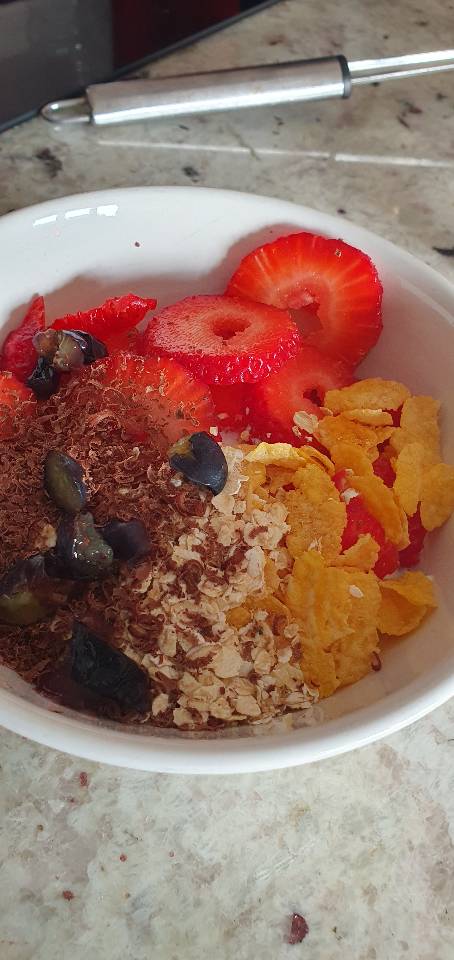 Yogur con cereales, copos de avena, fresas🍓 arándanos y chocolate negro