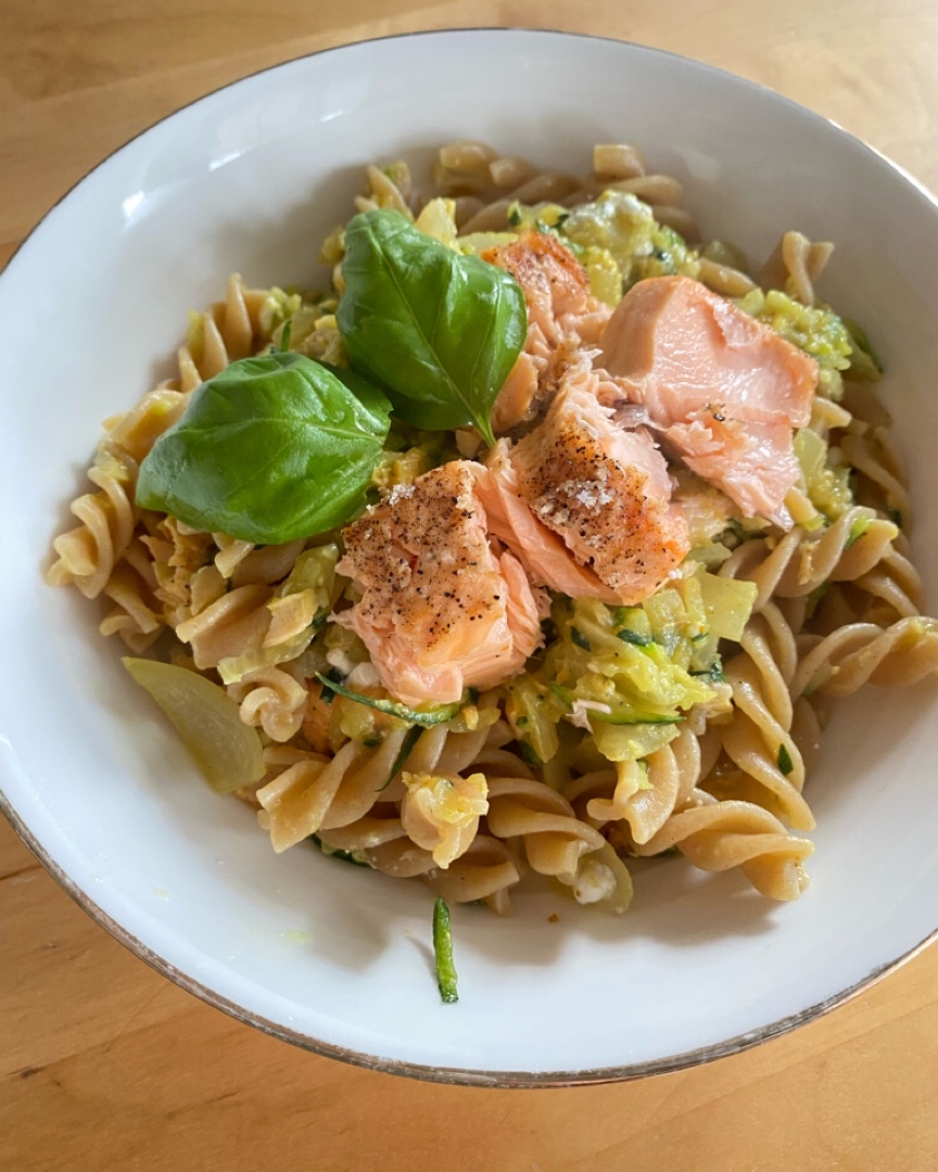 Fusilli con Salmón y cottage 