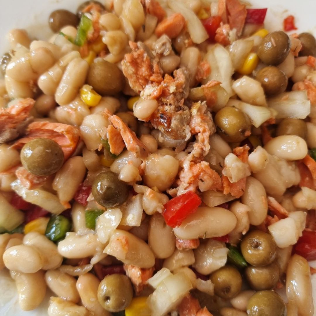 Ensalada de alubias y salmón.