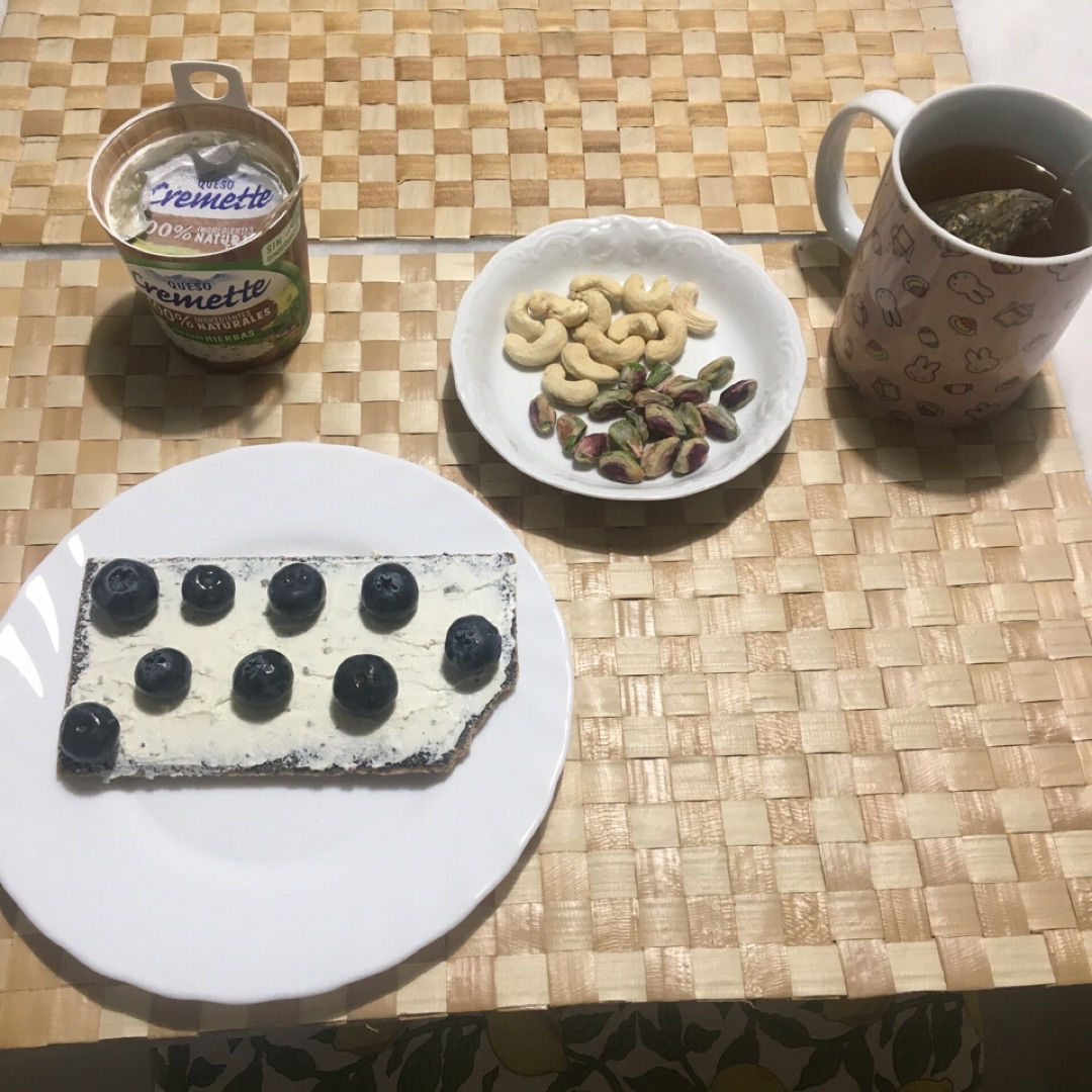 Desayuno de tostada con queso y arándanos más frutos secos Desayuno de tostada con queso y arándanos más frutos secos