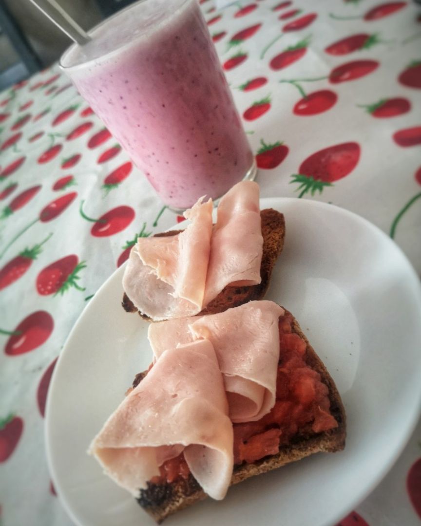 Tostadas saladas + batido de frutos rojos y plátano