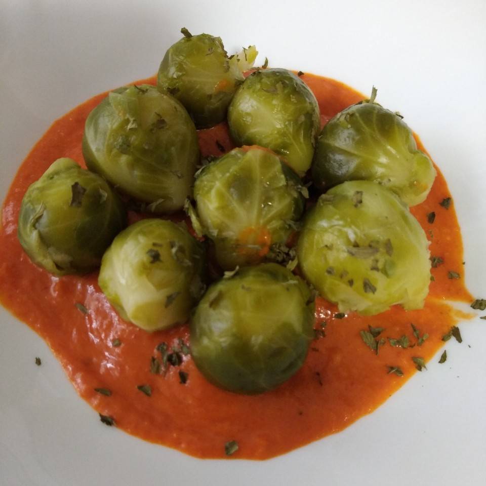 Coles de Bruselas con salsa de pimientos Coles de Bruselas con salsa de pimientos