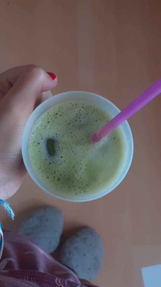 te matcha con bebida de almendra te matcha con bebida de almendra