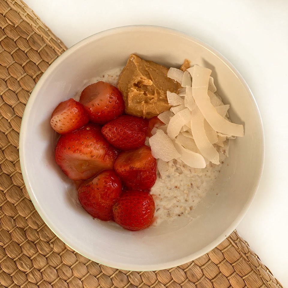 Overnight oats con crema de cacahuete y fresas Overnight oats con crema de cacahuete y fresas
