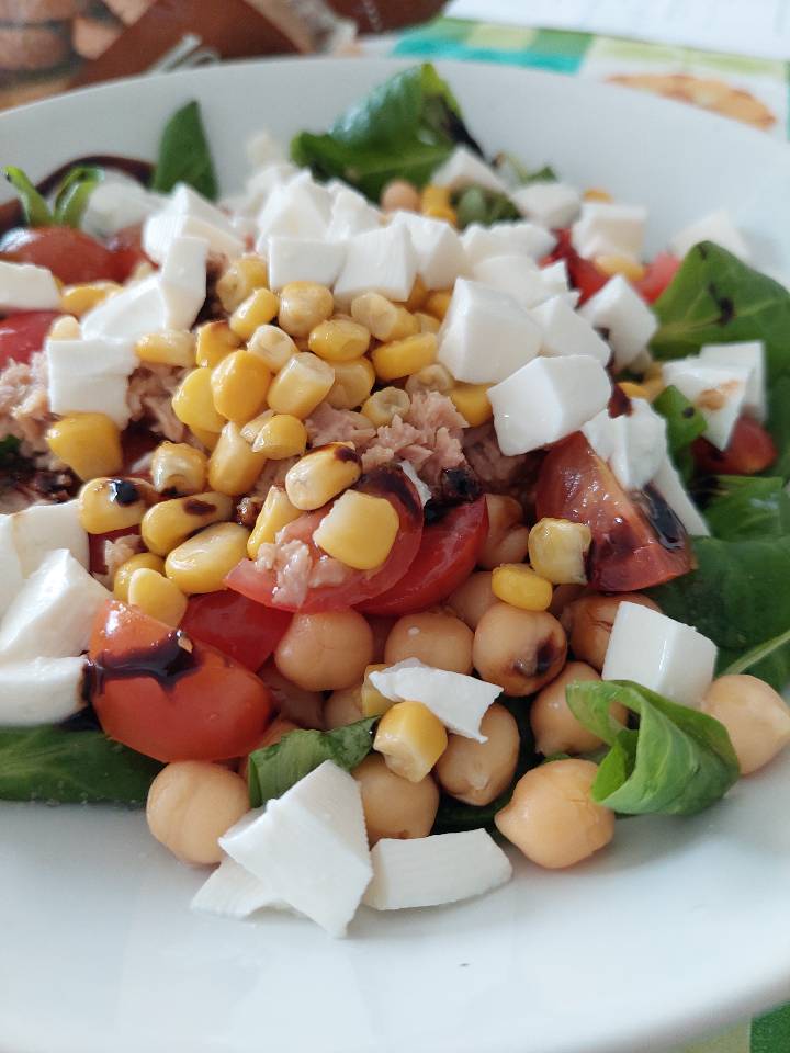 Ensalada de garbanzos y canónicos