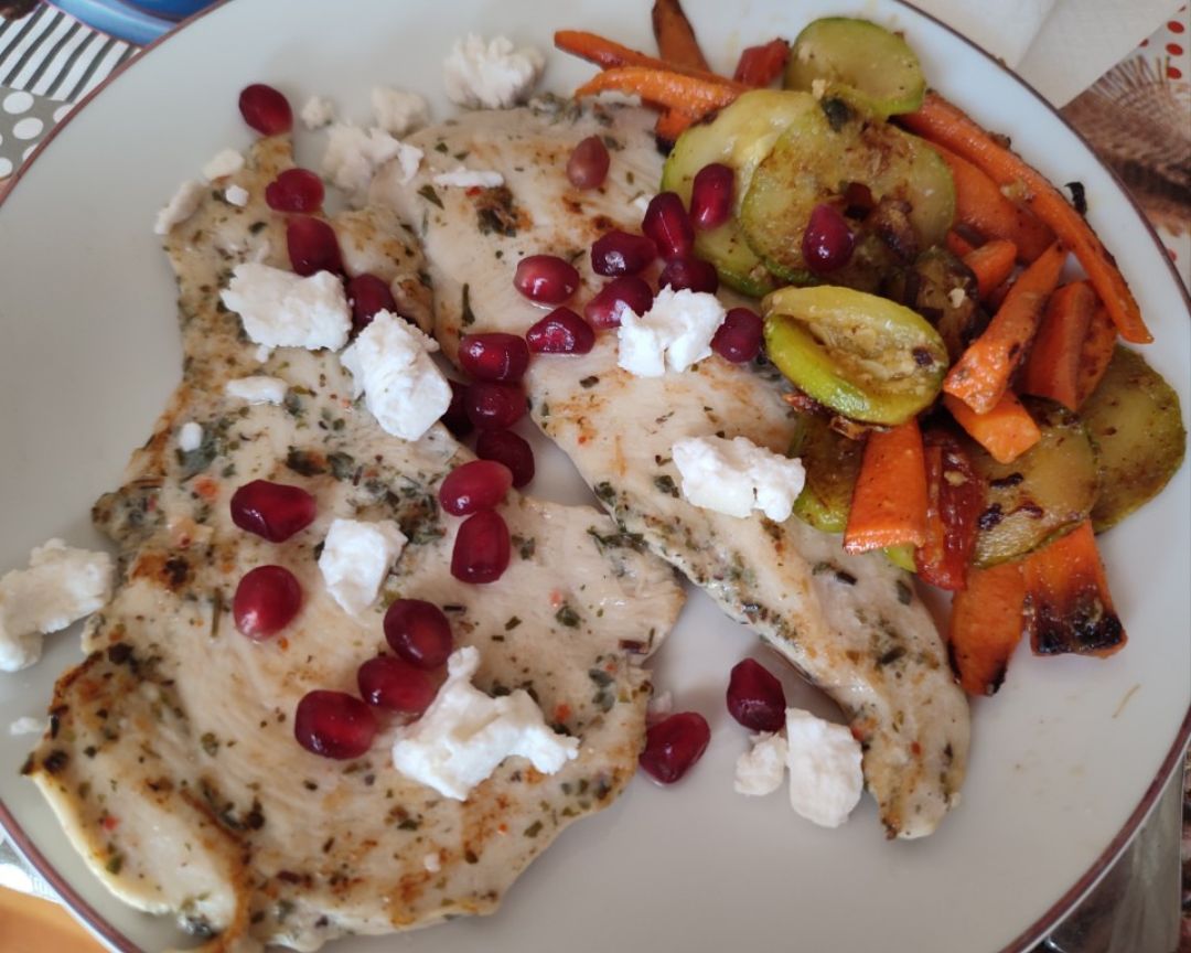 Filetes de pollo a las finas hierbas y verduras salteadas. Filetes de pollo a las finas hierbas y verduras salteadas.
