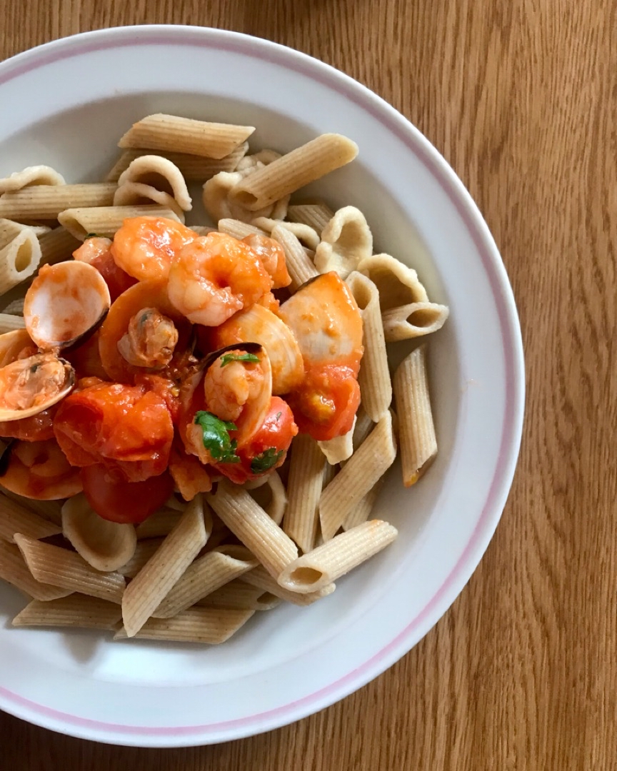 Penne con almejas, gambas y tomatitos 🍝 Penne con almejas, gambas y tomatitos 🍝
