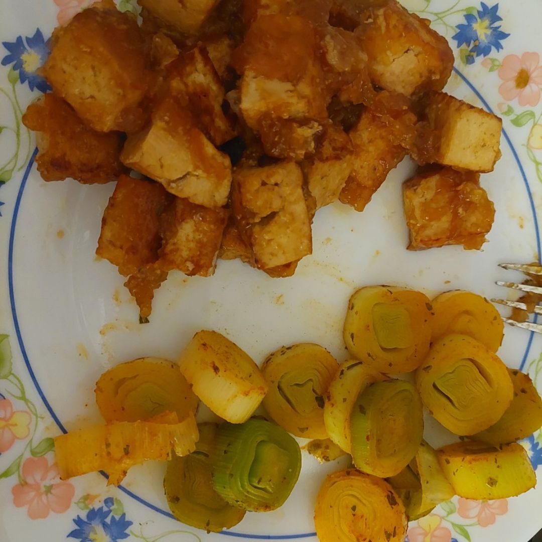 Puerros caramelizados con tofu marinado Puerros caramelizados con tofu marinado
