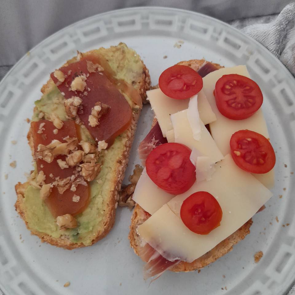 Tostadas de pan de espelta y sésamo Tostadas de pan de espelta y sésamo