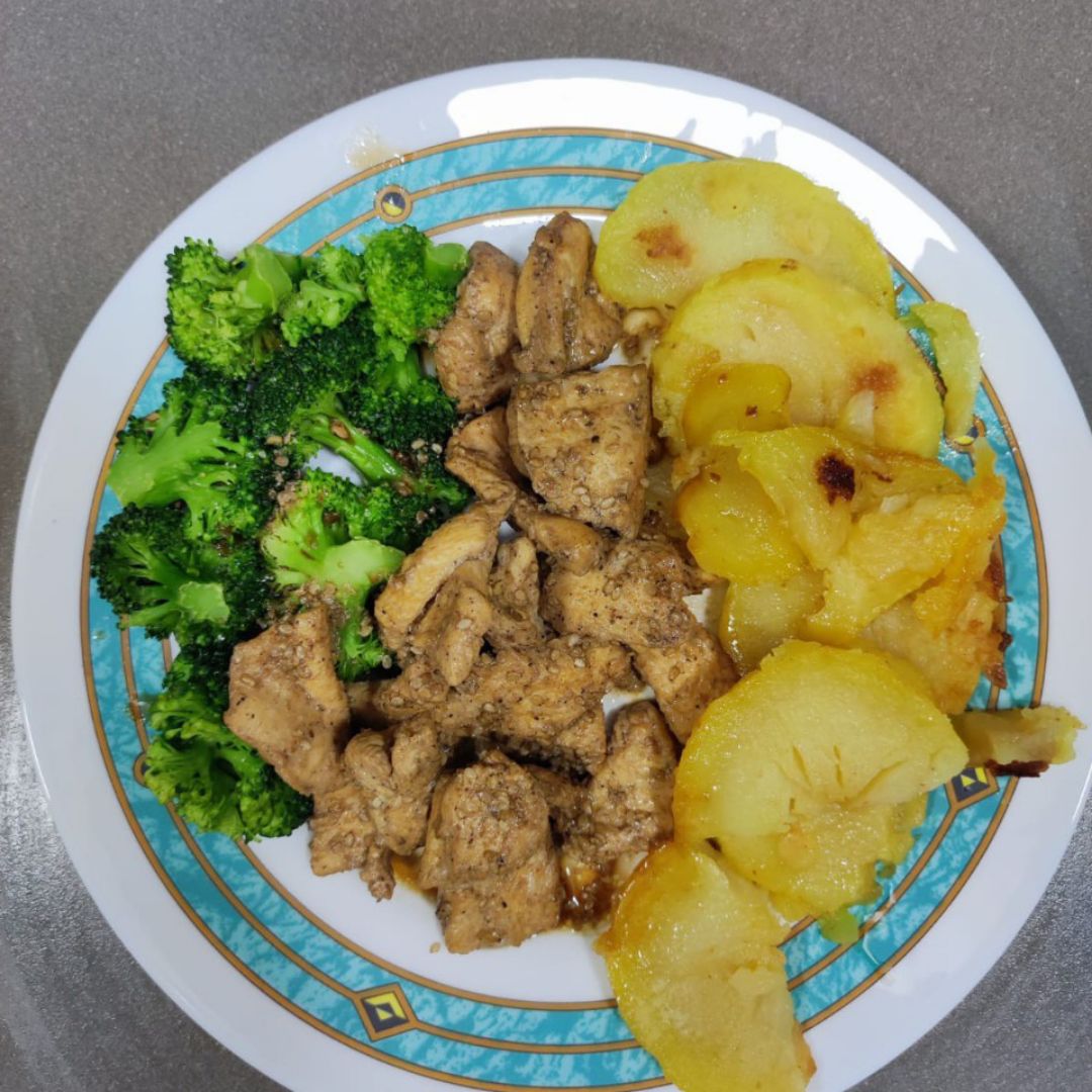 Brócoli con pollo marinado con soja y sésamo y patatas Brócoli con pollo marinado con soja y sésamo y patatas