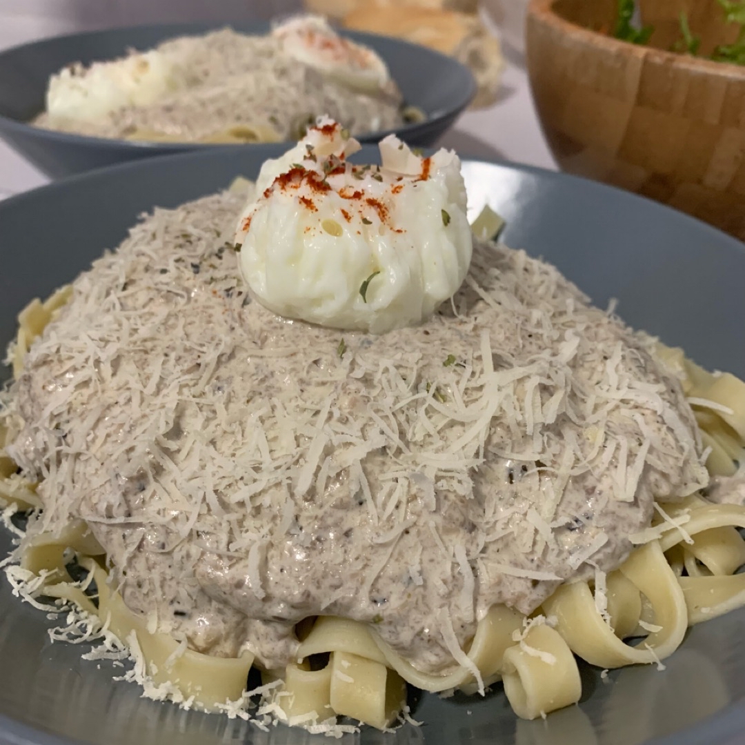 Tallarines con salsa de champiñones y huevo poche Tallarines con salsa de champiñones y huevo poche