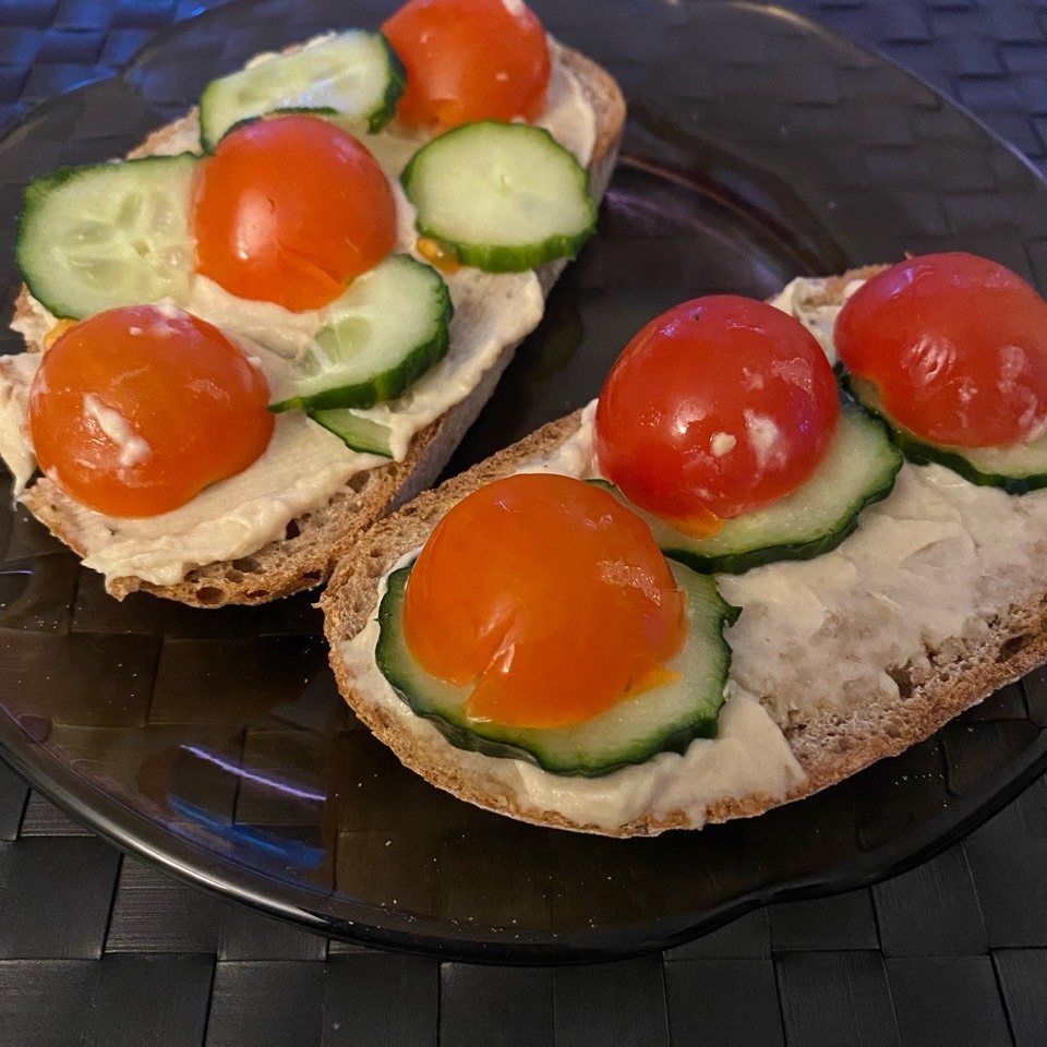 Tostada integral con hummus