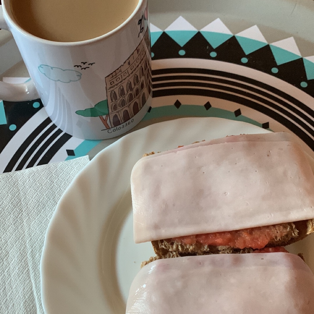 Café con leche, pan integral, aceite, tomate y pechuga de pollo Café con leche, pan integral, aceite, tomate y pechuga de pollo