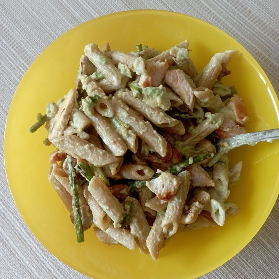 Macarrones con queso y aguacate, pechuga de pavo y verduritas Macarrones con queso y aguacate, pechuga de pavo y verduritas