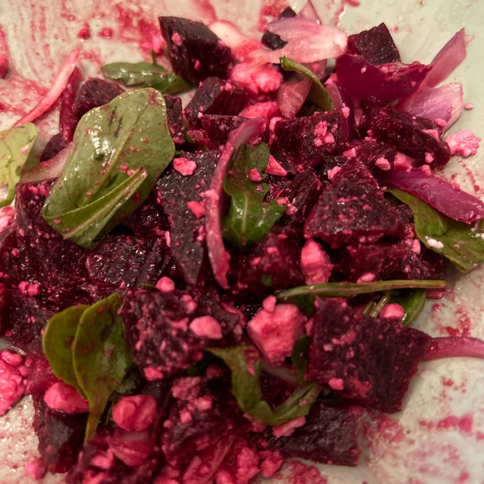 Ensalada de remolacha, queso feta, cebolla morada y rúcula Ensalada de remolacha, queso feta, cebolla morada y rúcula