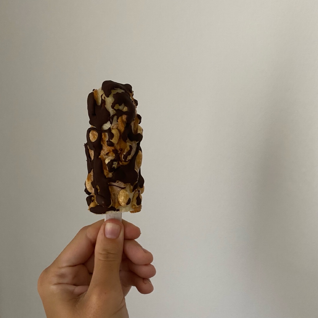Polos de plátano, crema de cacahuete, cacahuetes y chocolate 85% Polos de plátano, crema de cacahuete, cacahuetes y chocolate 85%