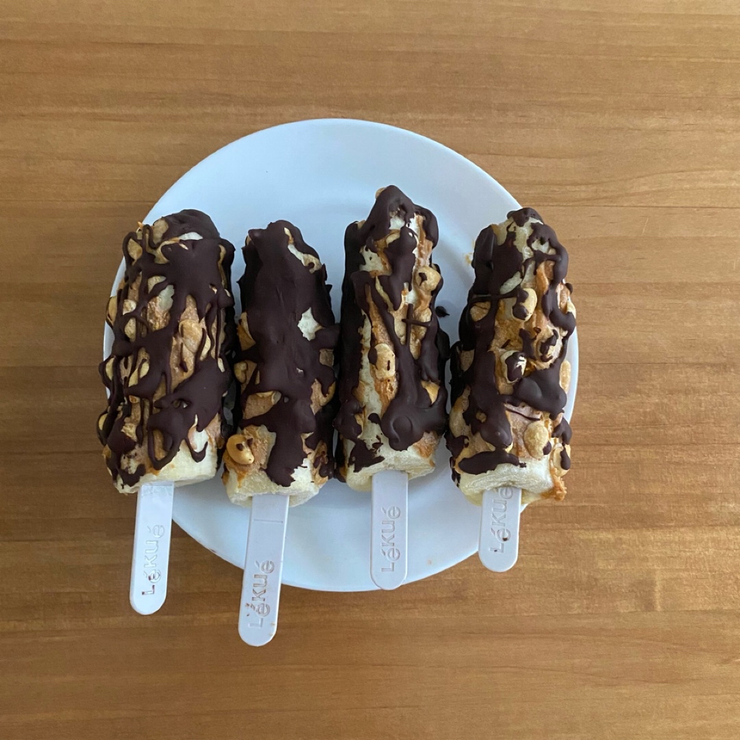 Polos de plátano, crema de cacahuete, cacahuetes y chocolate 85% Paso 3 Polos de plátano, crema de cacahuete, cacahuetes y chocolate 85% Paso 3