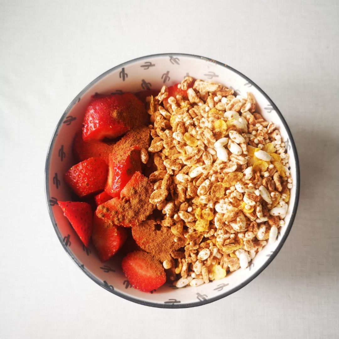 Bowl de yogur, fruta y cereales Bowl de yogur, fruta y cereales