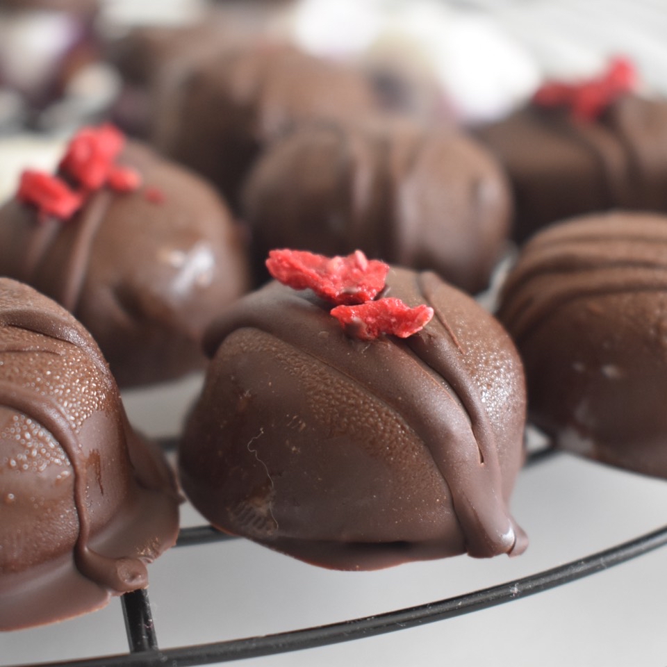 🍫 Bombones fríos de yogur, crema de cacahuetes y mermelada 🥜🫐