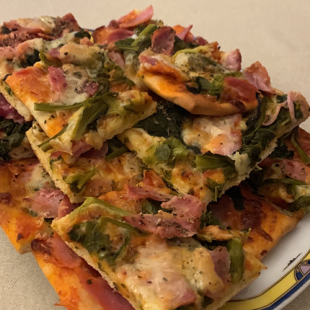 Pizza de lacón con grelos Pizza de lacón con grelos