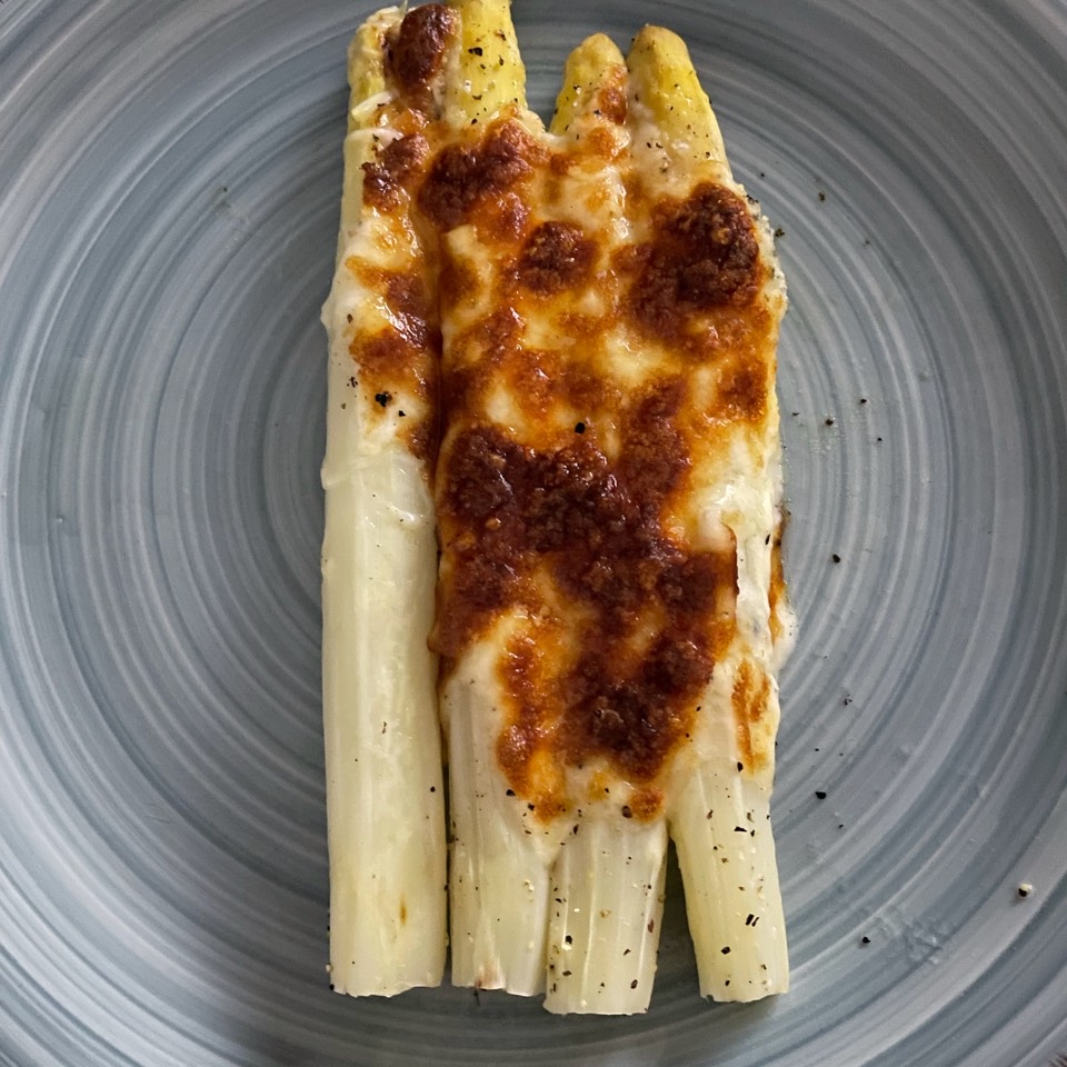 Espárragos blancos gratinados con queso mozzarela 