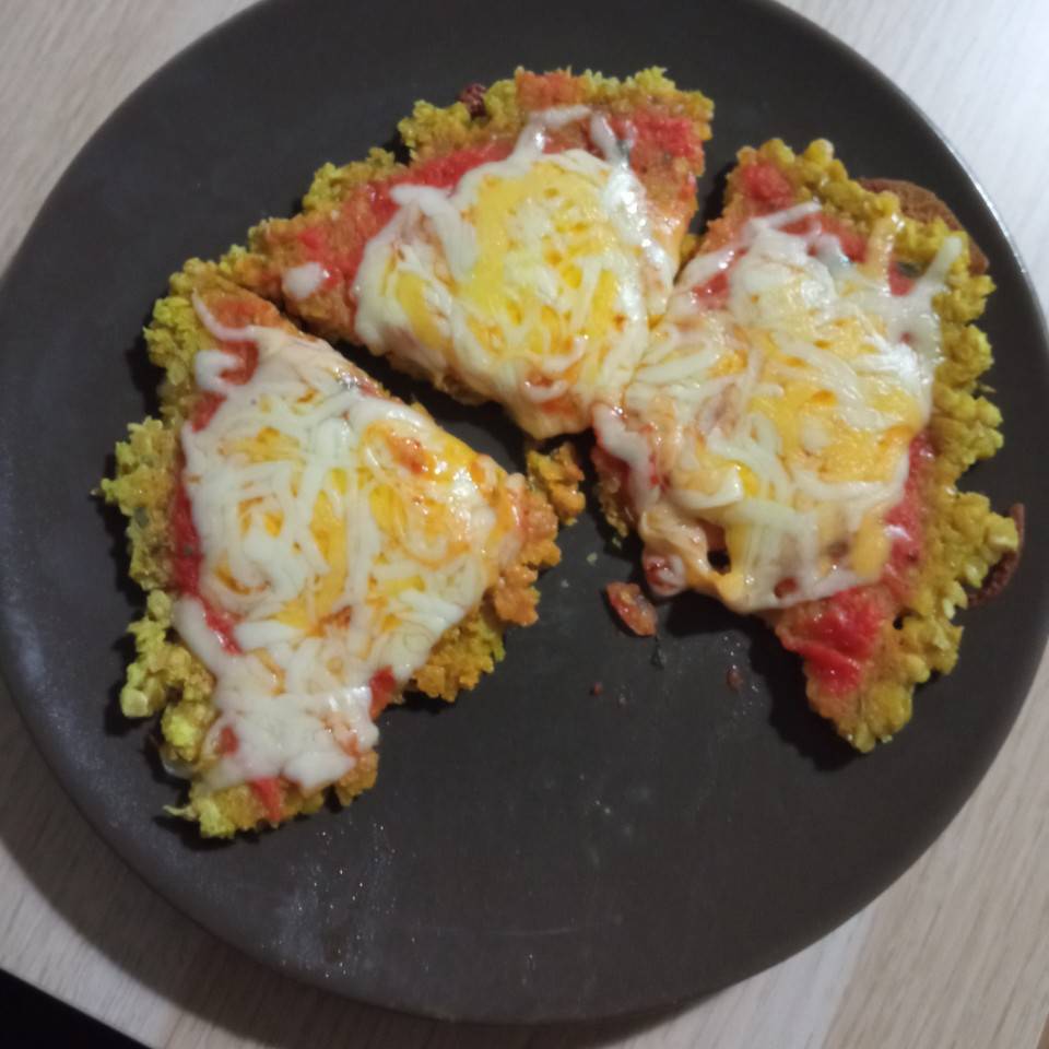 Pizza Base copos de avena de tomate triturado y 4 quesos Pizza Base copos de avena de tomate triturado y 4 quesos