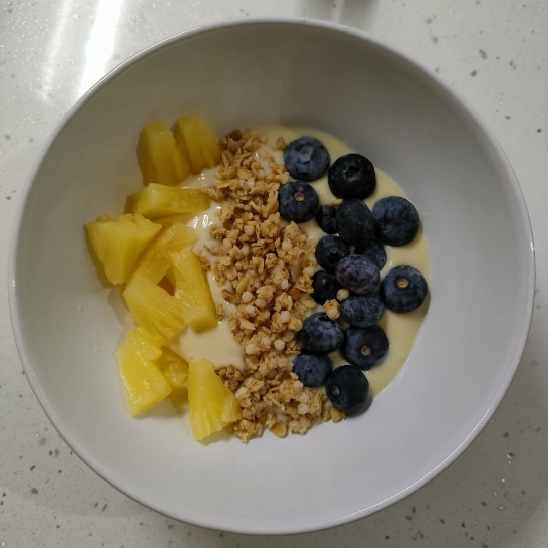 Bowl yogur mango con frutas y avena crispy Bowl yogur mango con frutas y avena crispy