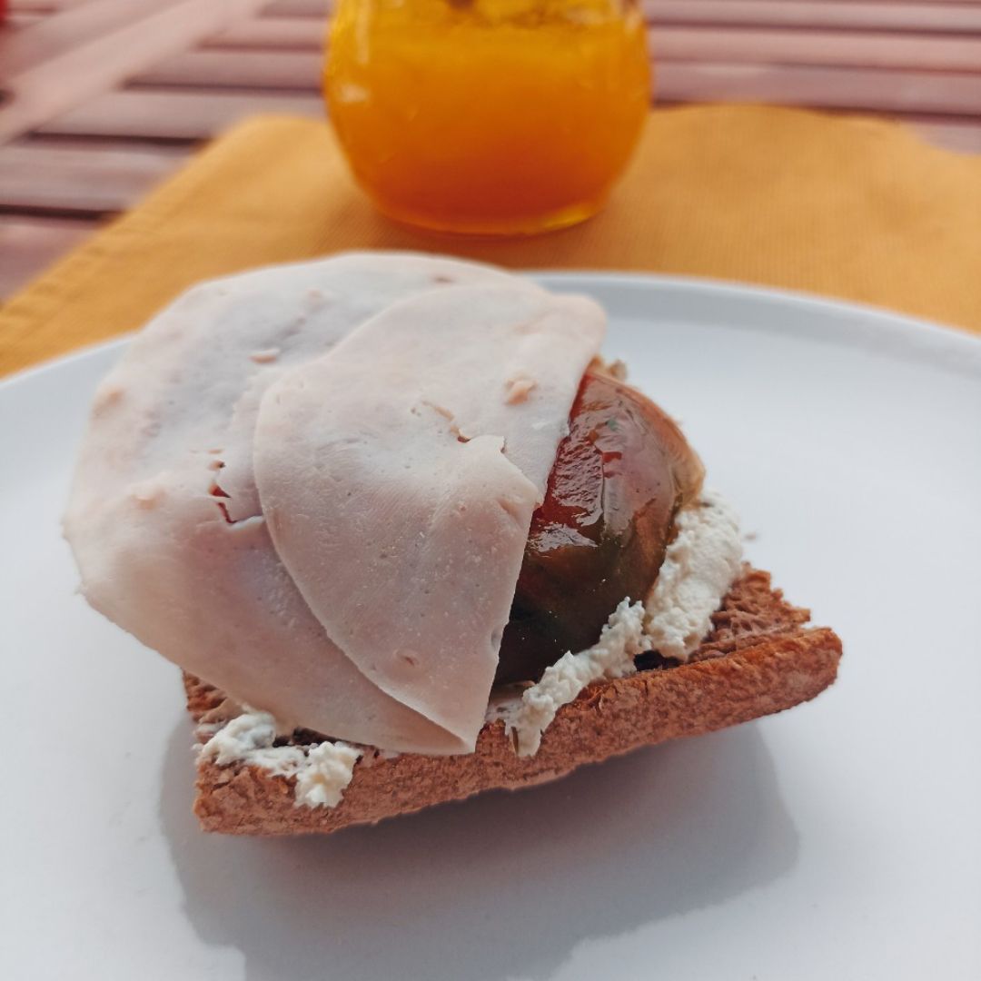 Tostadas con queso de untar, tomate y pavo. Tostadas con queso de untar, tomate y pavo.