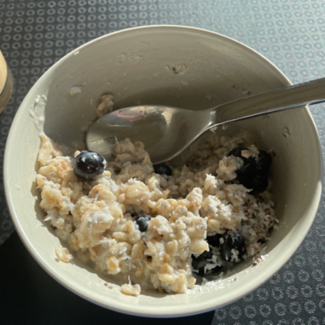Avena con leche de coco y coco rallado Avena con leche de coco y coco rallado