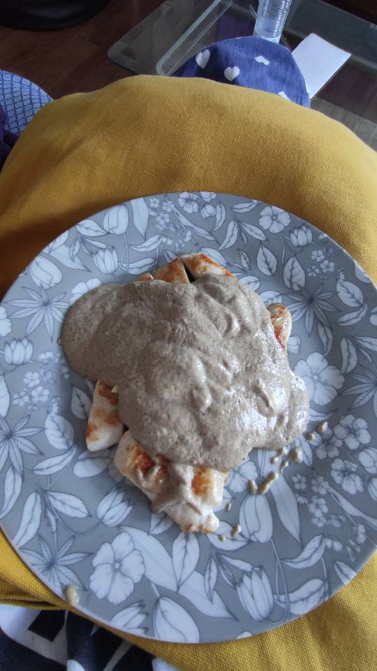 Pollo con salsa de champiñones Pollo con salsa de champiñones