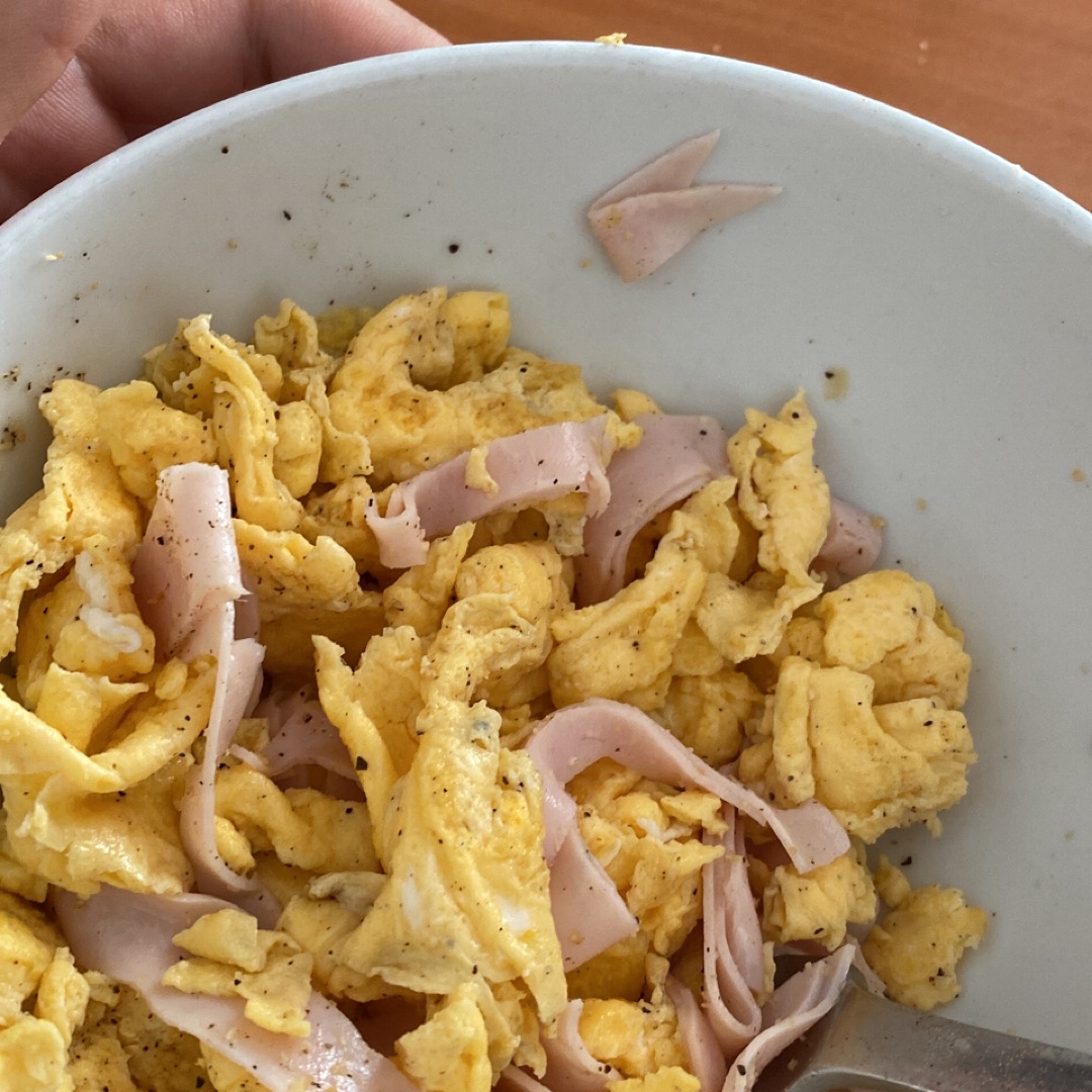 Huevos revueltos, lonchas de pavo cortadas, ajo y pimienta. Huevos revueltos, lonchas de pavo cortadas, ajo y pimienta.