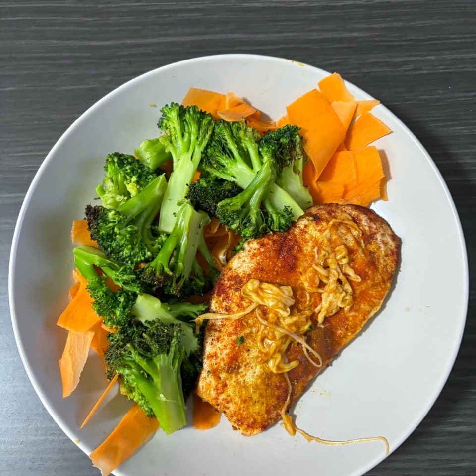 Filet de pechuga de pollo con zanahoria, brócoli y mozzarella
