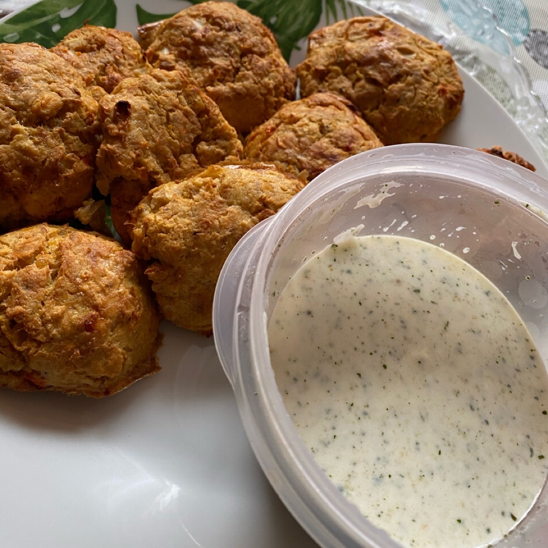 Falafel de atún con salsa de yogur con toque a naranja 