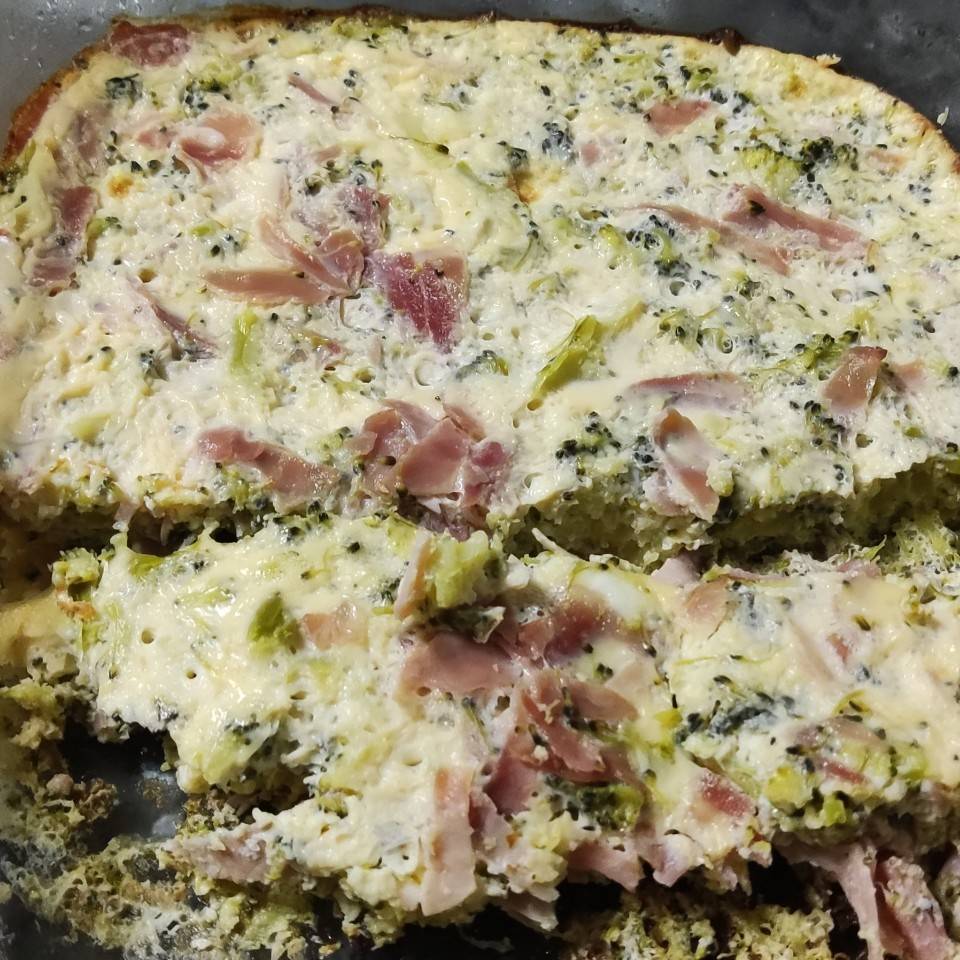 Pastel de brocoli, jamon york y huevo Pastel de brocoli, jamon york y huevo