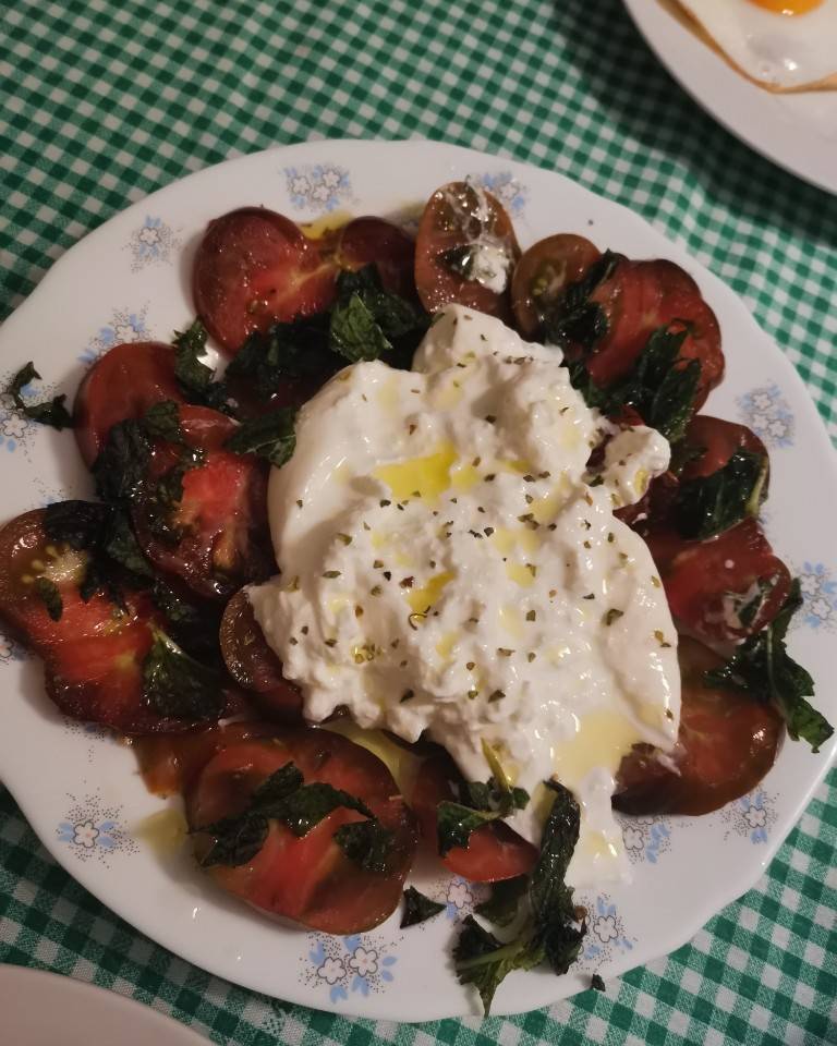 Ensalada kumato con burrata y hierbabuena Ensalada kumato con burrata y hierbabuena