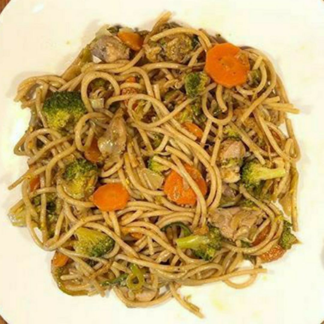 Tallarines con pollo y brocoli Tallarines con pollo y brocoli