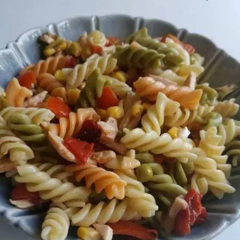Ensalada de pasta de garbanzo con pavo y aguacate y champis Ensalada de pasta de garbanzo con pavo y aguacate y champis